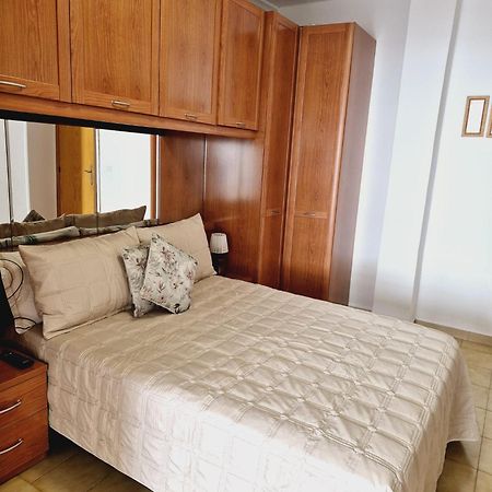 La Casa De Veronica - Serene Apartment With Shared Pool, Steps From The Beach Torrevieja Kültér fotó
