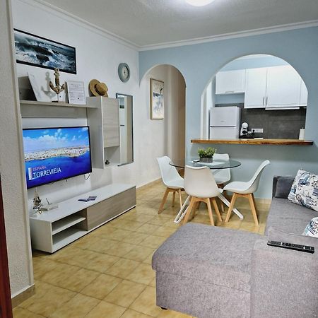 La Casa De Veronica - Serene Apartment With Shared Pool, Steps From The Beach Torrevieja Kültér fotó