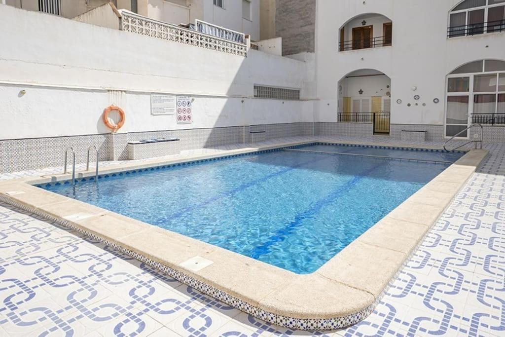 La Casa De Veronica - Serene Apartment With Shared Pool, Steps From The Beach Torrevieja Kültér fotó