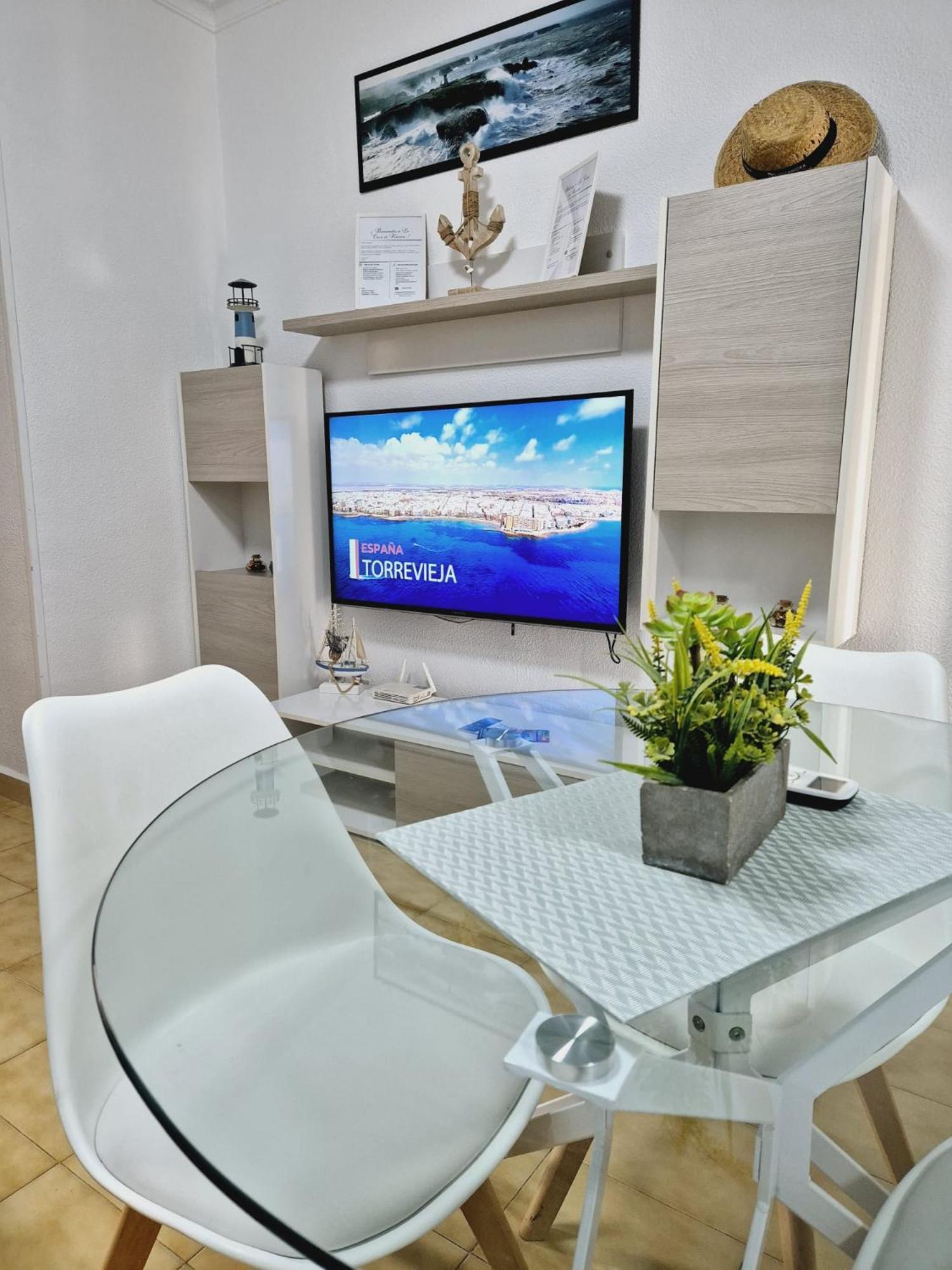 La Casa De Veronica - Serene Apartment With Shared Pool, Steps From The Beach Torrevieja Kültér fotó