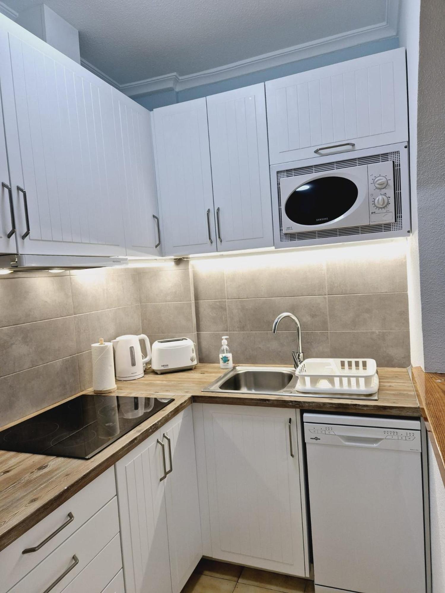 La Casa De Veronica - Serene Apartment With Shared Pool, Steps From The Beach Torrevieja Kültér fotó