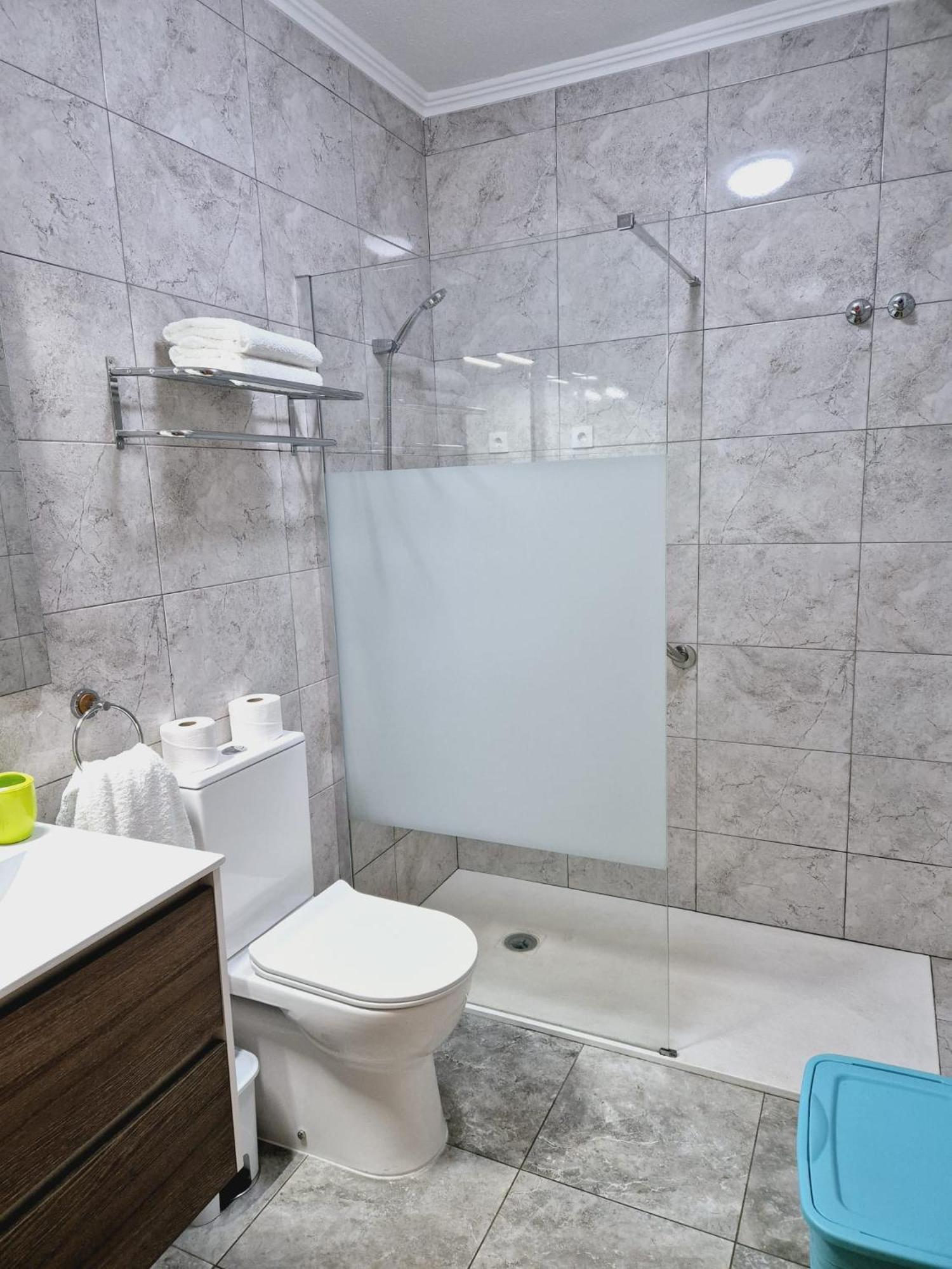La Casa De Veronica - Serene Apartment With Shared Pool, Steps From The Beach Torrevieja Kültér fotó
