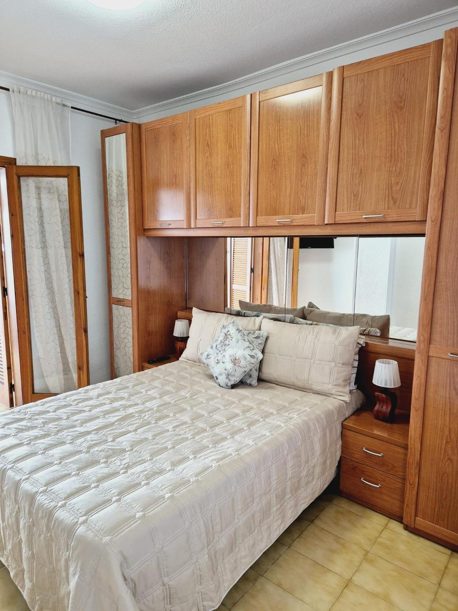 La Casa De Veronica - Serene Apartment With Shared Pool, Steps From The Beach Torrevieja Kültér fotó