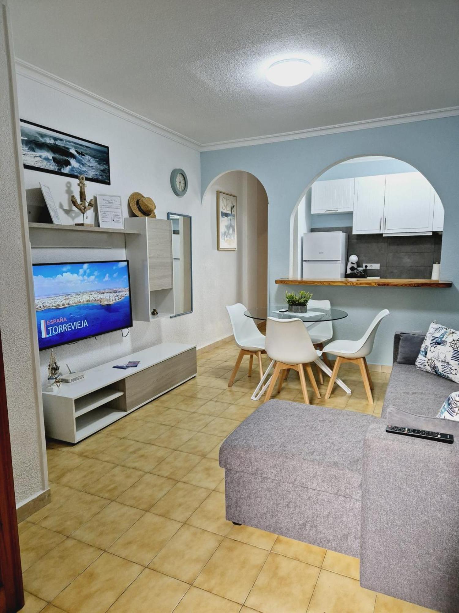 La Casa De Veronica - Serene Apartment With Shared Pool, Steps From The Beach Torrevieja Kültér fotó