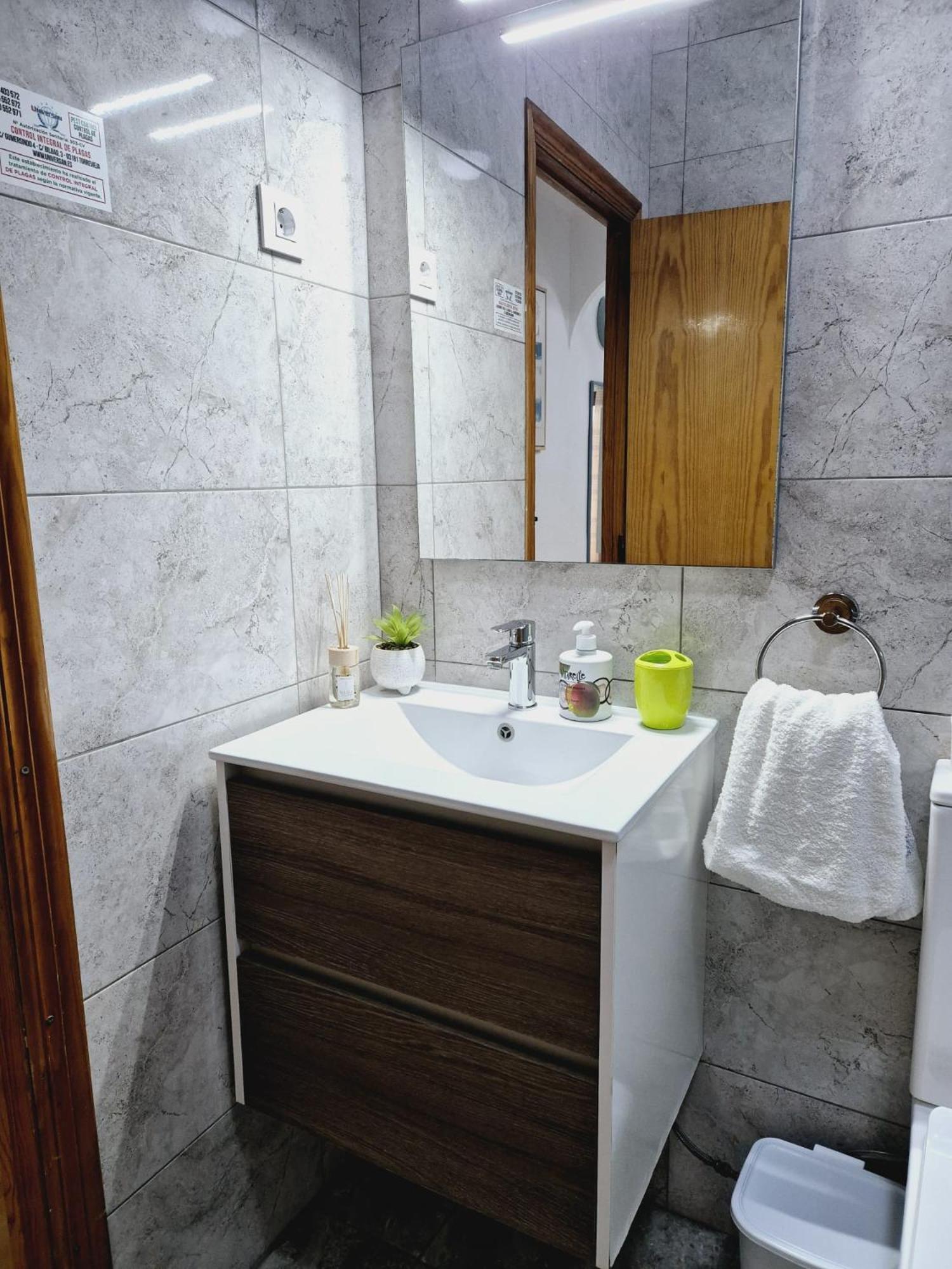 La Casa De Veronica - Serene Apartment With Shared Pool, Steps From The Beach Torrevieja Kültér fotó