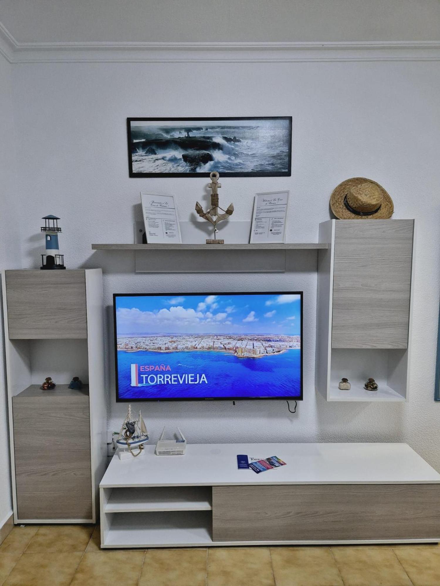 La Casa De Veronica - Serene Apartment With Shared Pool, Steps From The Beach Torrevieja Kültér fotó