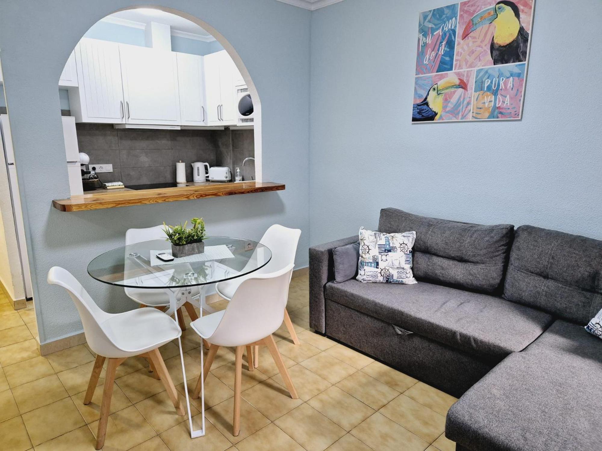 La Casa De Veronica - Serene Apartment With Shared Pool, Steps From The Beach Torrevieja Kültér fotó