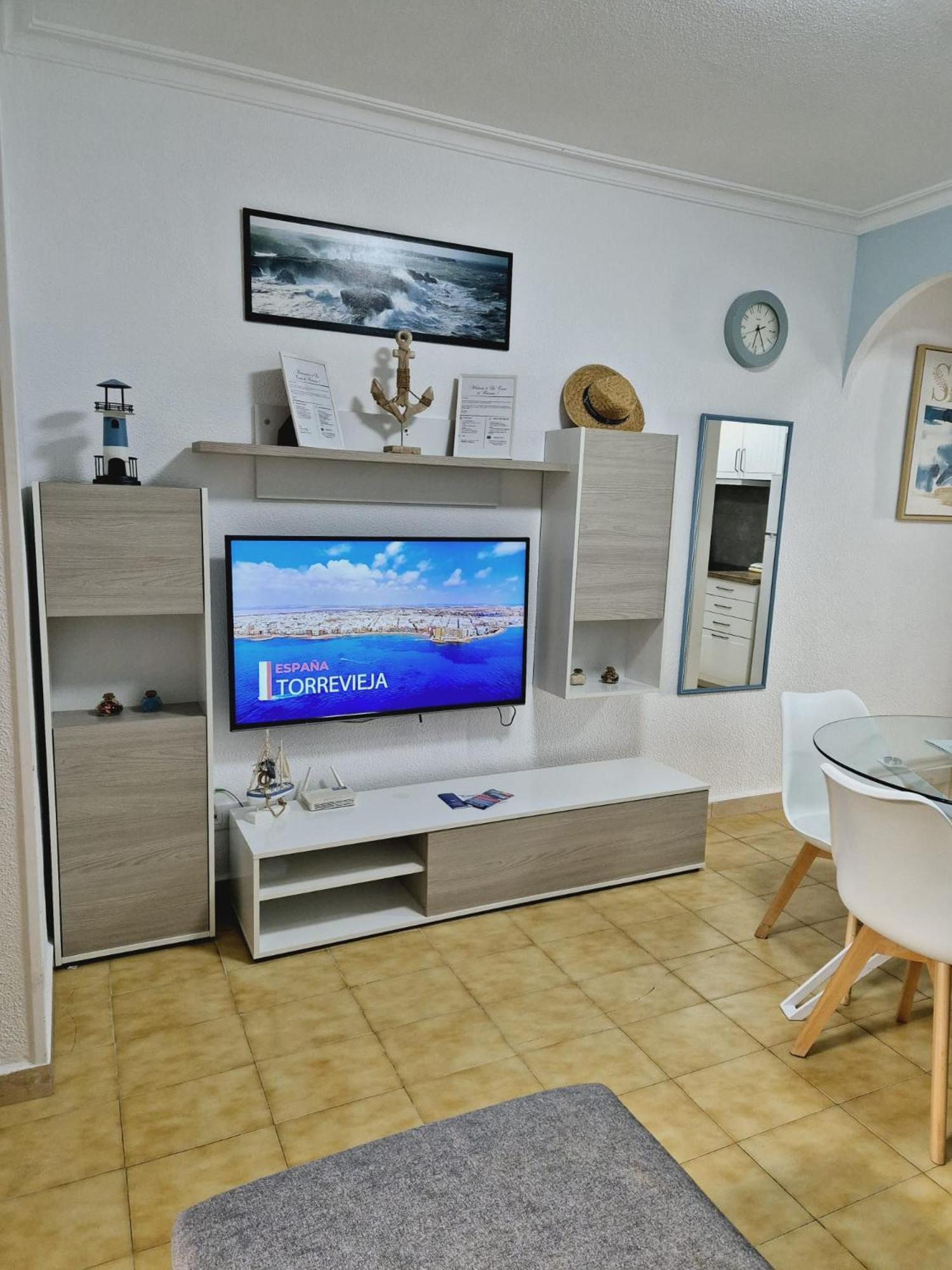 La Casa De Veronica - Serene Apartment With Shared Pool, Steps From The Beach Torrevieja Kültér fotó